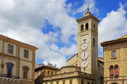 La torre dell'Orologio nel centro di Tolentino, Marche. In Piazza della Libertà, a destra rispetto al Palazzo Municipale, si innalza il campanile della chiesa di San Francesco che ...
