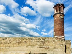 La Torre dell'Orologio (Tray Minaret) nel castello di Erzurum, Turchia.

