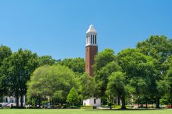 La torre Denny Chimes  al campus dell'Università dell'Alabama nella città di Tuscaloosa, USA. E' il campanile dell'università cittadina: realizzata ...