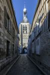 La torre di Notre Dame du Val a Provins, Francia. Questa bella cittadina medievale si trova a circa 77 chilometri da Parigi; grazie al suo patrimonio architettonico intatto è dichiarata ...