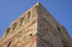 La torre medievale di Ripatransone, nelle Marche, Italia. Un bel dettaglio architettonico di questa costruzione di carattere militare.
