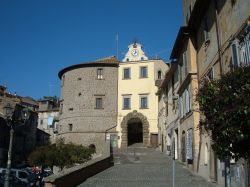 La torre nel centro di Vallerano nel Lazio - © Croberto68 -  CC BY-SA 3.0, Wikipedia