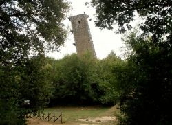 La torre pendente di Vernazzano è una delle attrazioni sul Lago Trasimeno in Umbria  - © Cocaletta (Lorena Passeri) - CC BY-SA 4.0, Wikipedia