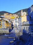 La tranquilla baia di Tellaro, La Spezia, Italia. La struttura del borgo antico si basa sulle fortificazioni originali con le case circondate dalle mura sul lato nord occidentale.



