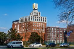 La U-Tower di Dortmund, Germania: ex fabbrica di birra, l'edificio è oggi un centro per le arti e la creatività e ospita il Museum Ostwall - © VanReeel / Shutterstock.com ...