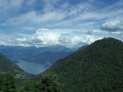 La Valle Intelvi fotografata da Casasco, sullo sfondo il Lago di Como - © Pifoyde - CC BY-SA 3.0, Wikipedia