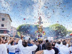 La Vara di Messina durante una processione, Sicilia. Questo grande carro votivo dedicato alla Madonna Assunta viene portato in processione il 15 agosto di ogni anno. E' alto circa 14 metri ...