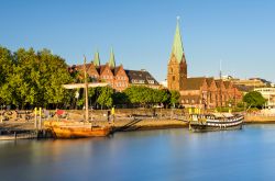 La vecchia città di Brema fotografata con la luce dorata della sera, Germania. Brema è situata sulle rive della Weser a circa 60 km da dove il fiume sfocia nel Mare del Nord.

 ...