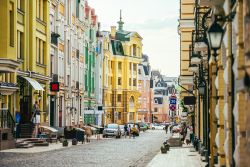 La vecchia città di Kiev, Ucraina. Le strade cittadine di Vozdvizhenska e Honcharna.
