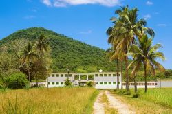 La vecchia prigione nel villaggio di Dois Rios a Ilha Grande, Brasile. Oggi è un museo e una popolare attrazione turistica - © R.M. Nunes / Shutterstock.com