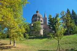 La veduta della Chiesa di San Mamante a Lizzano in Belvedere in Emilia-Romagna. - © Alessandro Zappalorto / Shutterstock.com