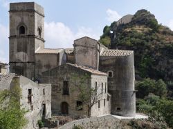 La veduta di una bella chiesa medievale a Castelmola immersa nella natura di questo angolo di Sicilia