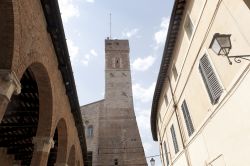 La visita al centro storico di Matelica, il borgo  nelle Marche, provincia di Macerata  - © Claudio Giovanni Colombo / shutterstock.com