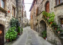 La visita alle strade lastricate di Vitorchiano, borgo medievale nel Lazio