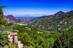 La vista da Novara di Sicilia si spinge fino alle Isole Eolie nel Tirreno