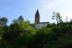 La vista della Chiesa di San Floriano e il suo campanile a Giovo, in Val di Cembra