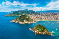 La vista della costa dei Paesi Baschi a San Sebastian in estate, Spagna.