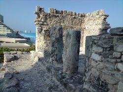 Il Templo del Alacrán nella zona archeologica di Yamil Lu'um si trova a ridosso della spiaggia a Cancún, in Messico.