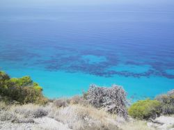 L'acqua azzurra e trasparente che lambisce l'isola greca di Donoussa, arcipelago delle Cicladi.
