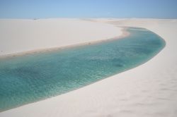 Brasile: un laghetto tra le sabbie dei Lençois Maranhenses, il Parco Nazionale nello stato del Maranhao.