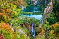 Foliage autunnale nel Parco Nazionale di Plitvice, Croazia - Con il suo clima tipicamente continentale, caratterizzato da forti escursioni fra estati e inverni, Plitvice registra una temperatura ...