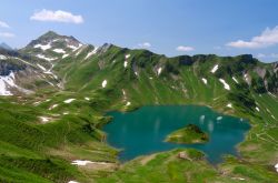 Il lago alpino Schrecksee nelle Alpi Allgaeu vicino a Hinterstein (Bad Hindelang), Germania.
