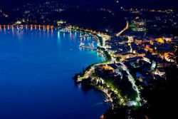 Veduta aerea notturna del Lago di Garda della ...