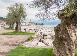 Passeggiata lungo Lago a Salò, Lombardia. Una belle imamgine del Garda che domina il paesaggio della città di Salò - © Photomario / Shutterstock.com