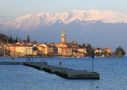 Lago di Garda visto da Salò, Lombardia. Una bella veduta panoramica sul Garda, noto anche con il nome di Benaco, maggior lago italiano con una superficie di circa 370 chilometri quadrati. ...
