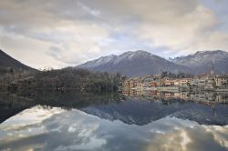 Il lago di Mergozzo con le montagne riflesse nelle sue acque, Piemonte.
