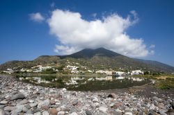 Lago di Salina, Sicilia - Seconda per dimensione e per popolazione dopo Lipari, Salina si estende per 26,4 chilometri quadrati. Un tempo chiamata Didyme, dal greco "gemello", oggi ...