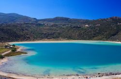 Lago Specchio di Venere a Pantelleria, creato da sorgenti termali, è il bacino più ampio di questa isola del Canale di Sicilia. Qui è possibile fare il bagno - © bepsy ...