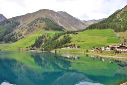 Veduta del lago di Vernago in Val Senales, Trentino Alto Adige. Questo bacino artificiale, che si trova nei pressi dell'omonimo paese, è anche il punto di partenza per numerosi sentieri ...