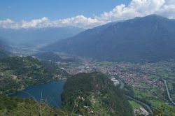 Il Lago Moro a Darfo Boario Terme, la località turistica della Val Camonica in Lombardia - © Luca Giarelli - CC BY-SA 3.0 - Wikimedia Commons.