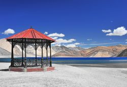 Uno scorcio del lago Pangong nei pressi della città di Leh, India. Con l'acqua dalle sfumature azzurre e il marrone delle montagne circostanti, questo lago è uno dei più ...
