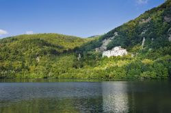 Il Lago Piccolo di Monticchio e la storica Abbazia di San Michele, uno dei luoghi più belli della Basilicata, sulle pendici del vulcano spento del Monte Vulture - © Edmondo Ciccolella ...