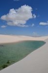 Una lagoa tra le dune di sabbia del parco dei Lençois Maranhenses (Brasile).