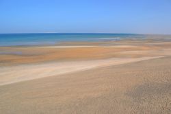 Laguna, Dakhla: nella zona settentrionale della laguna i colori della sabbia del Sahara e quelli delle acque della baia di Dakhla si mescolano in tutte le loro sfumature.