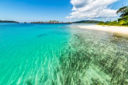 Le acque cristalline della laguna presso le isole Togean, Sulawesi Centrale, situate nel cuore della baia di Teluk Tomini - foto © Fabio Lamanna/ Shutterstock.com