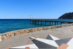 Laigueglia (Liguria) e la sua passeggiata in una giornata di sole. Questo piccolo gioiello della riviera ligure è abitato da circa 2 mila persone ed è incastonato fra i Comuni ...