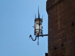 Caratteristico lampione sulla ripida Costarella dei Barbieri, a Piazza del Campo, Siena