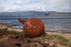 L'ancora di una vecchia nave sulla spiaggia della Black Isle, Scozia.

