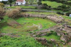 L'anfiteatro romano di Forum Traiani a Fordongianus in Sardegna - © Gianni Careddu - CC BY-SA 4.0, Wikipedia