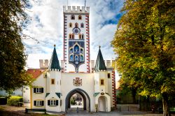 L'antica Bayertor a Landsberg am Lech, Germania. Considerata la più bella porta della città, è da ammirare anche di notte quando viene illuminata.
