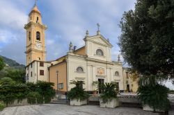 L'antica chiesa di Sant'Ambrogio a Zoagli, Liguria. Sorge nell'omonima frazione: la sua costruzione venne iniziata nell'VIII° secolo e completata solo nel XVII°. Il campanile ...