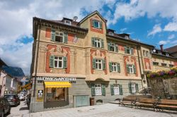 L'antica farmacia Ludwigs nel centro di Garmisch-Partenkirchen, Germania, in una giornata estiva - © IndustryAndTravel / Shutterstock.com
