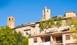 L'antico centro di Sarnano, Macerata (Marche): conserva ancora la forma del vecchio castrum, borgo fortificato che si snoda in cerchi concentrici dalla Piazza Alta.
