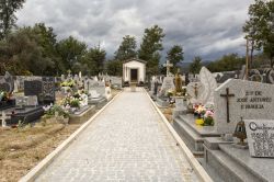 L'antico cimitero di Vilar, vicino a Terras de Bouro, Portogallo - © ribeiroantonio / Shutterstock.com
