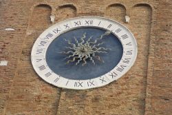 L'antico orologio del campanile di Chioggia, Veneto, Italia. Questo bell'orologio che si trova sulla facciata della torre della chiesa di Sant'Andrea è il secondo più ...