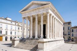 L'antico tempio romano Maison Carrée di Nimes, Francia. Venne eretto in memoria di due nipoti di Augusto, Caio e Lucio Cesare.
